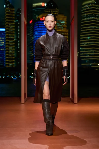 Look 3